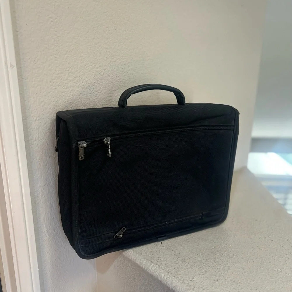 Tumi Black‎ 16”x12”x6” Expandable Laptop/Briefcase Shoulder/Crossbody Bag